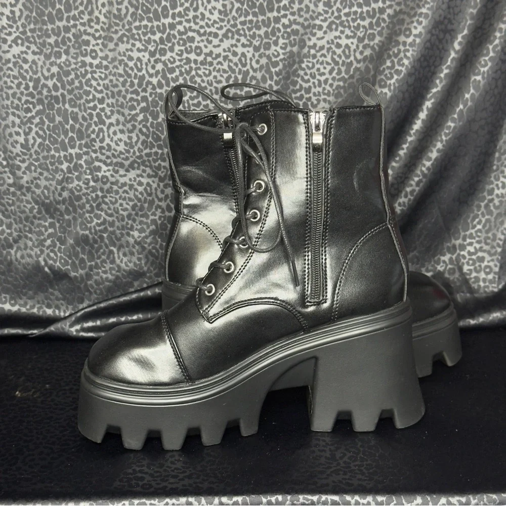Black Platform Combat Boots W/ Zipper size 7.5-8  *Brand new never worn.